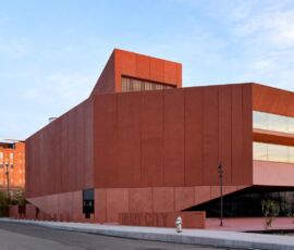 Il centro d’arte contemporanea Ruby City (San Antonio, Texas, 2019) progettato da David Adjaye dove a prevalere sono gli effetti coloristici e tattili del calcestruzzo rossastro prefabbricato