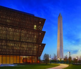 Smithsonian National Museum of African American History and Culture (Washington, 2016): il progetto di David Adjaye è caratterizzato da una facciata a tre livelli di pannelli in alluminio bronzati e inclinati che diventano una sorta di tripla piramide rovesciata