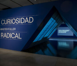 L'ingresso della mostra “Curiosidad Radical. En la órbita de Buckmister Fuller”, Fundación Telefónica, Madrid