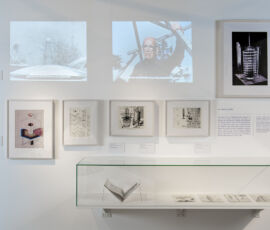Alcuni disegni originali della 4D Tower esposti nella mostra “Curiosidad Radical. En la órbita de Buckmister Fuller”, Fundación Telefónica, Madrid