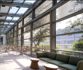 La serra-terrazza dell'area caffetteria (foto Fabio Oggero)