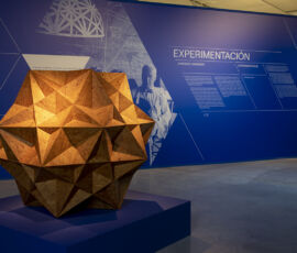 Il Fivefold Cube di Olafur Eliasson con Einar Thornsteinn ispirato al lavoro di Fuller, mostra “Curiosidad Radical. En la órbita de Buckmister Fuller”, Fundación Telefónica, Madrid