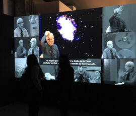 Bucky nelle conferenze ripetute perpetuamente nelle ultime sale della mostra “Curiosidad Radical. En la órbita de Buckmister Fuller”, Fundación Telefónica, Madrid