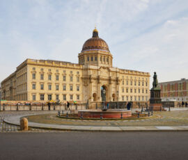 Vista prospetto Ovest con la cupola di Stüler dalla Schinkel Platz (© SHF, Christoph Musiol)