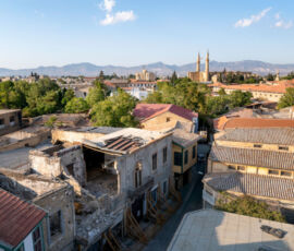Edifici lungo la Buffer Zone di Nicosia (©Roman Robroek)