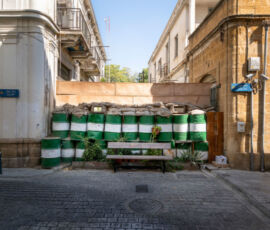 Barriere di bidoni lungo la Buffer Zone di Nicosia (©Roman Robroek)
