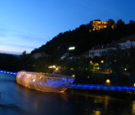 L'isola artificiale di Vito Acconci sul fiume Mur (2003)