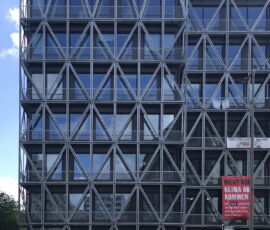 Progetto di E2A Zurigo per l'edificio del quotidiano taz. Scorcio del prospetto principale visto dalla Hedemannstr (© Francesca Petretto)