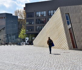 Progetto bbzl e Rehwaldt, Fromet-und-Moses-Mendelssohn-Platz con vista sull'edificio IbeB. (© Daniela Völkel)