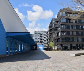 Vista dei progetti di Deadline «FRIZZ23» con sullo sfondo l'edificio della taz (© Daniela Völkel)