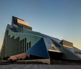 La biblioteca nazionale (Latvijas Nacionālā bibliotēka), anche nota come Castello di Luce (Gaismas pils)