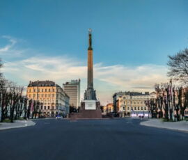 Il Monumento alla Libertà (Brīvības piemineklis) ideato dallo scultore Kārlis Zāle ed eretto nel 1935