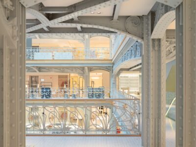 Hall de la Parfumerie, état actuel ; l'abandon des sols de verre et de la verticalisation des fluides a induit la généralisation des faux-plafonds capotés de BA 13. © Jared Chulski