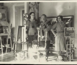 Giacomo Balla e le sue figlie, Roma 1932.
Archive of Theo and Nelly van Doesburg
© GIACOMO BALLA, by SIAE 2021