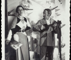 Giacomo e Luce Balla alle spalle Celeste metallico aeroplano esposto nel 1931
Archivio E. Gigli, Roma © GIACOMO BALLA, by SIAE 2021