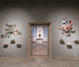 Sala azzurra con opere degli allievi Liceo città di Piero (© Elisa Nocentini)