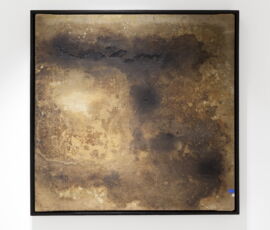 Quest'opera sembra la foto del fondo dell'universo, un informe colorato tra Rothko e Burri (© Francesca Piovesan, courtesy TTOZOI, Gaggenau, Cramum)