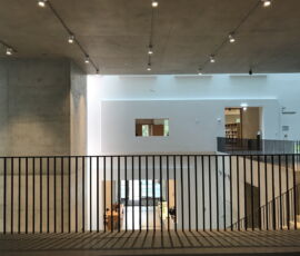 Un affaccio dal primo piano sull'ingresso principale (foto di Francesca Petretto)