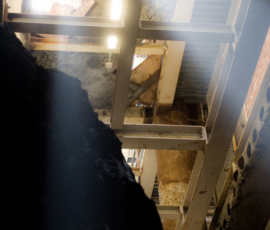 Fasi di cantiere con i resti romani sospesi sull'intelaiatura strutturale metallica (© Fondazione promozione acciaio)