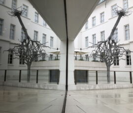 Esterno sulla piazza-cortile con la scultura di Ariel Schlesinger (foto Daniela Völkel)