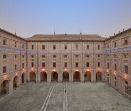 Palazzo della Pilotta con l’installazione permanente di Maurizio Nannucci, 2019 (© Hanninen)