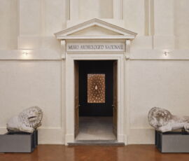 Nuovo ingresso Museo Archeologico con vetrina con bifacciale acheuleano e selci paleoliti (© Hanninen)