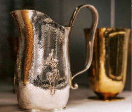 Josef Hoffmann, caraffa con simbologia bellica, ca. 1942, MAK