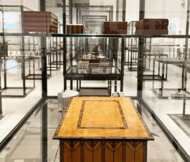 Mostra, mobilio