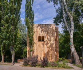 Babij Jar, vista esterna del corpo di fabbrica in legno di quercia ucraina, 2021