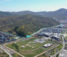 Villaggio Olimpico (sinistra), Taizicheng Snow Town( centro) e la stazione dei treni ad alta velocità (destra) (Xinhua