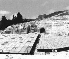 Strutture teatrali mobili per la copertura della scena del Teatro greco, Siracusa; con E. Tonca - Vista esterna. 1982-83