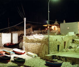 Luigi Ghirri, Polignano a Mare 1987 (mostra "Luigi Ghirri. Tra albe e tramonti. Immagini per la Puglia")