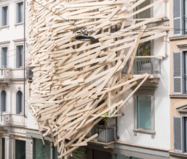 Tadashi Kawamata, Nest in Milan n. 1, 2022, assi di legno e pittura, opera site-specific, Building, via Monte di Pietà 23, Milano (© Paolo Riolzi Studio, Courtesy Building)