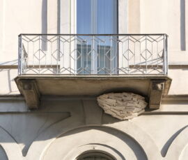 Tadashi Kawamata, Nest in Milan n.2, 2022, assi di legno, opera site-specific, Grand Hotel et de Milan, via Monte di Pietà 24, Milano (© Paolo Riolzi Studio, Courtesy Building)