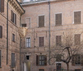Tadashi Kawamata, Nest in Milan n.4, 2022, assi di legno, opera site-specific, Cortile della Magnolia, Palazzo di Brera, via Brera 28, Milano (© Paolo Riolzi Studio, Courtesy Building)