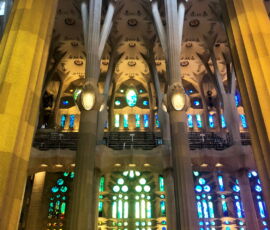 Nef et fenêtres hautes, Sagrada Familia, Gaudi