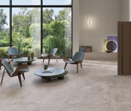 Spazio outdoor realizzato a pavimento con la collezione effetto pietra Dolmix di Ceramiche Keope, finitura Grey, formato 120x120 cm
