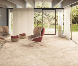 Raffinato ambiente living realizzato con la collezione Omnia di Ceramiche Keope, finitura Rapolano Beige, formato 120x120 cm
