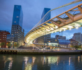 Bilbao País Vasco Euskadi 14-09-2013 La ría, la pasarela Calatrava o puente Zubizuri y las Torres Isozaki © FOTOGRAFO: MITXI