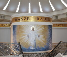 Santuario di Toruń, 2012-16. L'iscrizione dorata _Wasze Radio_ (La vostra radio) si riferisce a Radio Marjya fondata dal sacerdote redentorista ultraconservatore, antisemita e omofobo Tadeusz Rydzyk