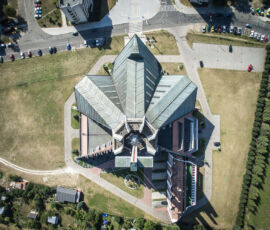 Chiesa di Nostra Signora Regina di Polonia, Świdnica, 1982-2001, architetto Marian Tunikowski
