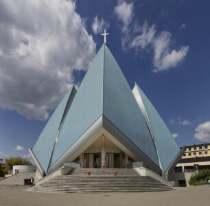 Chiesa di Nostra Signora Regina del Mondo, Radom, 1982-2012, architetto Wojciech Gęsiak