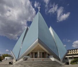 Chiesa di Nostra Signora Regina del Mondo, Radom, 1982-2012, architetto Wojciech Gęsiak