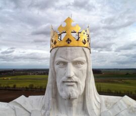 Cristo Re di Świebodzin, 2010. 400 tonnellate di pietra, acciaio e oro, eretto per volere di Sylwester Zawadzki cui sarebbe apparso Cristo ordinandogliene la costruzione