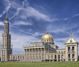 Basilica e Santuario di Nostra Signora di Licheń, a Licheń Stary (2004), un villaggio di poco più di 1.000 anime. Il piazzale antistante la chiesa può ospitare fino a 250.000 pellegrini
