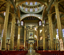 Basilica e Santuario di Nostra Signora di Licheń, a Licheń Stary (2004), 139 metri di lunghezza e 77 di larghezza. L'edificio giallo-oro, dipinto in toni pastello, rientra nel canone della fantasia storicizzante e kitsch