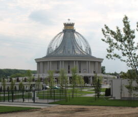 Santuario della Vergine Maria Stella del Nuovo Evangelismo e di San Giovanni Paolo II, Toruń, 2012-16. Un edificio a pianta centrale, dal design eclettico con corona dorata