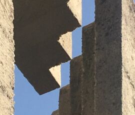 Cornice a dentelli sul muro fra il cimitero pubblico e tomba Brion (© Gabriele Toneguzzi)