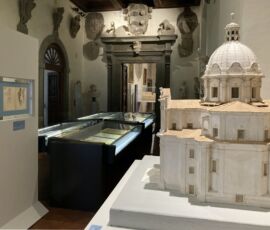 Sala dei Mappamondi, sezione della mostra dedicata a Pietro da Cortona. In primo piano un plastico moderno della chiesa dei SS. Luca e Martina e sulla sinistra uno dei disegni autografi di Pietro da Cortona, appartenente alla collezione Gnerucci