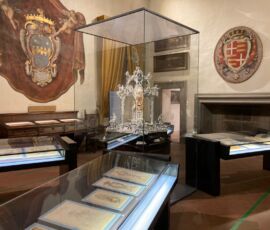Sala Ginori, ultima tappa della mostra, dedicata all’architettura cortonese del Settecento. Al centro, il celebre “tempietto Ginori”, parte della collezione permanente del MAEC